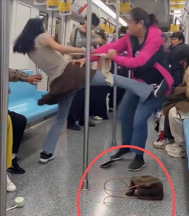 上海两女子地铁打架原视频曝光 老人太无理 上海两女子地铁打架原视频曝光 老人太无理