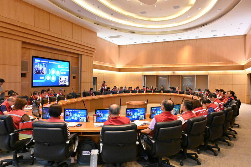 新北市政府今天在市政会议中,由消防局长陈崇岳以「科学鉴识CSI 淬炼韧性新北」为题专案报告,分享新北火调鉴识中心从「科学鉴识」CSI出发,追寻火场真相,进阶以大数据,助攻火灾预防、抢救派遣及城市治理。(记者吴仁捷翻摄) 新北市政府今天在市政会议中,由消防局长陈崇岳以「科学鉴识CSI 淬炼韧性新北」为题专案报告,分享新北火调鉴识中心从「科学鉴识」CSI出发,追寻火场真相,进阶以大数据,助攻火灾预防、抢救派遣及城市治理。(记者吴仁捷翻摄)
