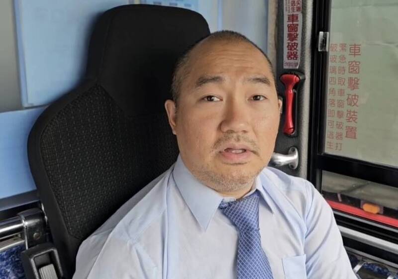 兴南客运司机谢仁德发现骑士受伤倒地,见义勇为赶紧报案之外,也下车帮忙撑伞。(民众提供) 兴南客运司机谢仁德发现骑士受伤倒地,见义勇为赶紧报案之外,也下车帮忙撑伞。(民众提供)